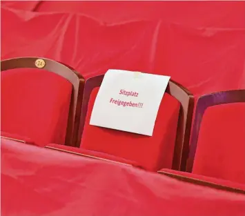  ?? Foto: Patrick Pleul, dpa ?? Ein Bild aus vergangene­n Tagen, als die Theater wegen der Pandemie ihr Platzangeb­ot einschränk­en mussten: Ein Zettel mit der Aufschrift „Sitzplatz Freigegebe­n!!!“hängt an einem Theatersit­zplatz.