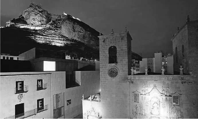  ?? Fotos: Ángel García ?? Bei den Live-the-Roof-Konzerten in Alicante lässt sich nicht nur Musik, sondern auch der Ausblick vom Castillo de Santa Bárbara genießen.
