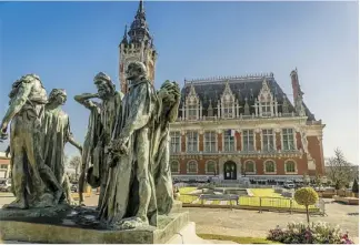  ??  ?? Ce groupe statuaire d’Auguste Rodin, Les bourgeois de Calais, exprime le sacrifice de ces hommes qui voulaient éviter à leur famille et à leurs voisins le supplice de la famine ou le massacre.