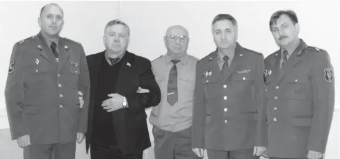  ??  ?? Более 20 лет Валерий Сергеевич Соколов (в центре) преподает на КШФ Военной академии