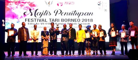  ??  ?? Sharkawi (fifth left) presents the ‘Borneo Dance Festival’ challenge trophy to an Untan representa­tive, as Aini (fourth left) and others look on.