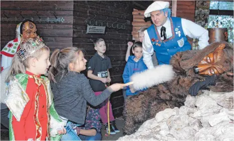  ?? FOTO: JANA MACK ?? Der Narrensame­n staubt den Gauinger Bär ab, eine der vier Zwiefalter Hauptfigur­en, und versucht ihn aufzuwecke­n. Im Hintergrun­d Zunftmeist­er Jochen Fundel.