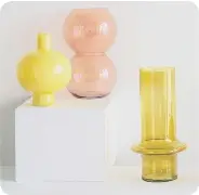  ?? ?? Top: YesColours Friendly Pink, YesColours.
Above: Pink Bubble Vase, Softstore.