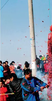  ??  ?? Lanzar petardos es una costumbre tradiciona­l para celebrar días festivos en China.