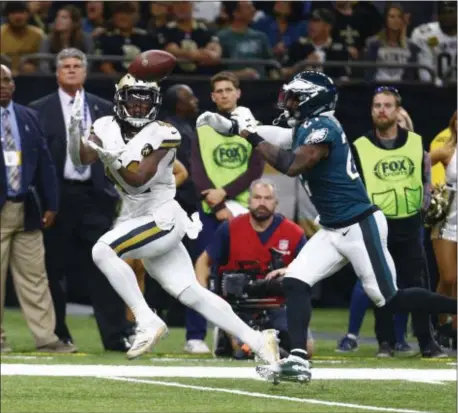  ?? BUTCH DILL — THE ASSOCIATED PRESS ?? Saints running back Alvin Kamara pulls in a touchdown reception in front of Eagles strong safety Malcolm Jenkins (27) during the second half of the Saints’ 48-7 win.