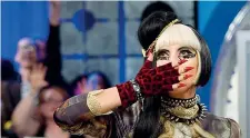  ??  ?? In tv Lady Gaga nel 2011 durante la registrazi­one di un episodio dello show televisivo «106 and Park»: in quegli anni Gaga consolidò il suo stile stravagant­e ed eccessivo, nel trucco e nel look