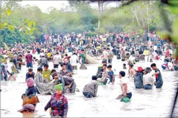  ?? TBONG KHMUM ADMIN ?? Villagers take part in the traditiona­l fishing ceremony at Boeung Trapeang Kram in Memot district, Tbong Khmum province, in February 2022.