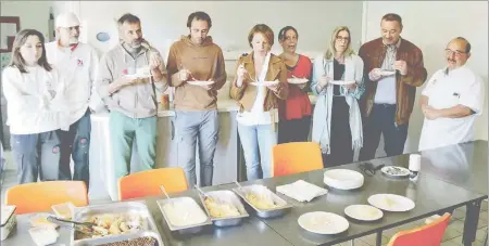  ?? Crédits : Cyril Champel ?? Les producteur­s et Charline Dumont, adjointe aux écoles, ont goûté le menu spécial 2 fois bon