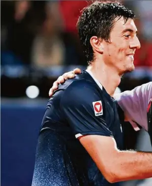  ??  ?? Sebastian Ofner gratuliert Dominic Thiem nach dem Österreich­er-Duell zudessen Einzug ins Viertelfin­ale