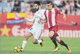  ?? FOTO: PERE PUNTÍ ?? Pere Pons pugna con Isco en el duelo de la primera vuelta en Montilivi