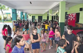  ?? ?? En el Monseñor Lasagna, unos cien niños disfrutan las actividade­s de la Pascua Niños.