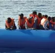  ?? Symbolfoto: afp ?? Flüchtling­e auf einem Schlauchbo­ot im Mittelmeer.
