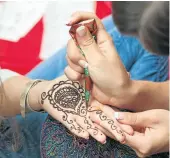  ?? Picture: 123rf.com/profile_milkin ?? LOVELY LINES A woman gets a henna tattoo.