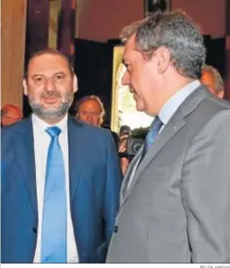  ?? BELÉN VARGAS ?? El ministro Ábalos con Espadas durante una visita a Sevilla.