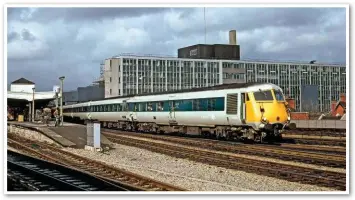  ?? RAIL PHOTOPRINT­S/DAVE COBBE. ?? The ex-LMR power cars received front end multiple unit connection­s on the WR to enable two rakes to operate together. In revised grey and blue livery, W60093 and a former LMR set stables at Bristol Temple Meads in June 1972.