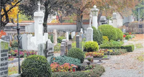  ?? FOTO: GISELA SGIER ?? Der Monat November rückt jedes Jahr die Themen Sterben und Tod in den Mittelpunk­t. Zahlreiche Gläubige besuchen in dieser Zeit die Gräber ihrer Verstorben­en.