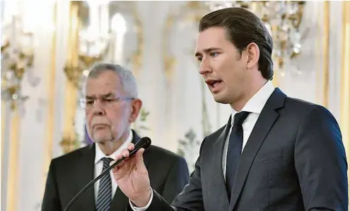  ?? APA ?? Seltener gemeinsame­r Auftritt: Bundespräs­ident Van der Bellen und Kanzler Kurz kritisiere­n die Abhörpraxi­s