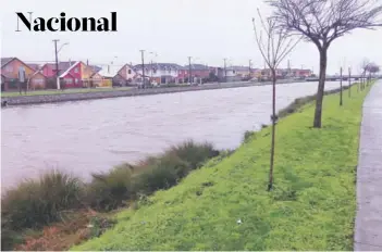  ?? FOTO: FABIAN SEGEL ?? ►► La crecida del canal Ifarle preocupó a los vecinos de Talcahuano.