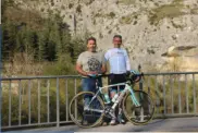  ??  ?? Thierry Villelas, adjoint aux sports, et Philippe Maranges, premier adjoint :
« Nous avons d’autres projets cyclistes pour animer Castellane. »