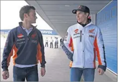  ??  ?? COMPAÑEROS. Pedrosa habla con Márquez ayer en Jerez.