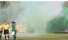  ?? FOTO: SASCHA KÖPPEN ?? Grün-Weiße Rauchschwa­den gab es vor dem Kreispokal­finale zwischen Hardt und Viersen.
