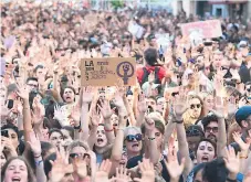  ?? Afp ?? PROTESTA. Parte de la multitud que se manifestó en Madrid contra la liberación de los cinco jóvenes de “La Manada”.