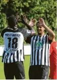  ?? Foto: Karin Tautz ?? Hatten zuletzt wenig Grund zur Freude: Abdu Ayanda und Kapitän Arthur Fichtner vom TSV Meitingen.