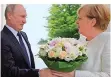  ?? FOTO: IMAGO ?? Präsident Putin empfing die Kanzlerin am Freitag mit Blumen.