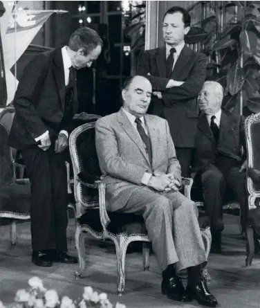  ??  ?? François Mitterrand, entouré, de gauche à droite, par Charles Fiterman, Jacques Delors et Gaston Defferre en octobre 1981.
