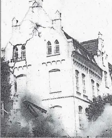  ??  ?? Dieses Bild zeigt die Sprengung des Gebäudes im Jahr 1970. Die Straße am Kloster ist nach dem Namen benannt, den es im Volksmund trug.