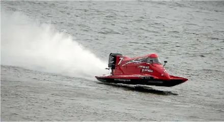  ??  ?? Cambridge Waikato Powerboat Club’s Sam Hughes (Red Express) will be scorching the water on Lake Arapuni this weekend.