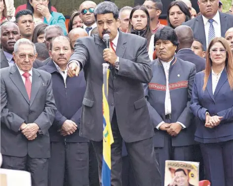  ??  ?? ► El Presidente de Venezuela, Nicolás Maduro, se dirige a sus partidario­s durante un acto a las afueras del palacio de Miraflores, en Caracas, el 5 de marzo.