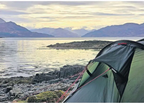  ?? FOTOS: MÜNCH ?? David Münch hielt einige schöne Panoramen mit der Kamera fest. In dieser Idylle schlug er gleich sein Zelt auf.