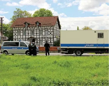  ?? FOTO: MARTIN DEBES ?? Nach einem Brandansch­lag in Kloster Veßra (Landkreis Hildburgha­usen) Ende Mai 2021 hat die Polizei den Tatort abgesperrt und sichert mögliche Beweismitt­el.