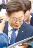  ?? Yonhap ?? Gyeonggi Governor Lee Jae-myung leaves the Suwon High Court in Suwon, Gyeonggi Province, after the ruling, Friday.