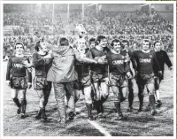  ??  ?? Am 11. September 1974 gewann der HSV 3:1 in Frankfurt und löste Duisburg als Bundesliga-Tabellenfü­hrer ab.