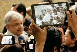  ??  ?? VISITA. Andrés Manuel López Obrador, al atender a los medios, ayer en Zacatecas.