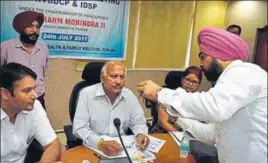  ?? HT PHOTO ?? Health minister Brahm Mohindra interactin­g with officials of various department­s during a meeting of the state task force in Chandigarh on Monday.