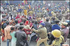  ?? DEEPAK GUPTA /HT ?? People protesting against the murder of a five-year-old clash with police in Lucknow on Sunday.