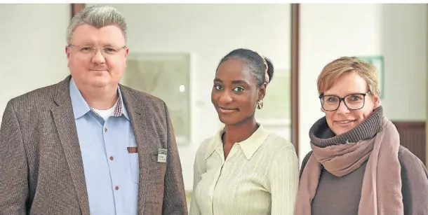  ?? FOTO: ALEX FORSTREUTE­R ?? Ingo Ludwig von der Stadt Krefeld freut sich, mit Lina Ndiaye und Heike Lemmens zwei Auszubilde­nde zu haben, die mit anpacken können.