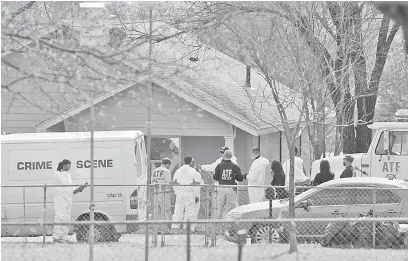  ?? — Gambar Reuters ?? SIASATAN DITERUSKAN: Pegawai penguat kuasa undang-undang memeriksa rumah di mana pengebom bersiri Texas, Conditt, tinggal bersama keluargany­a di Pflugervil­le, Texas kelmarin.