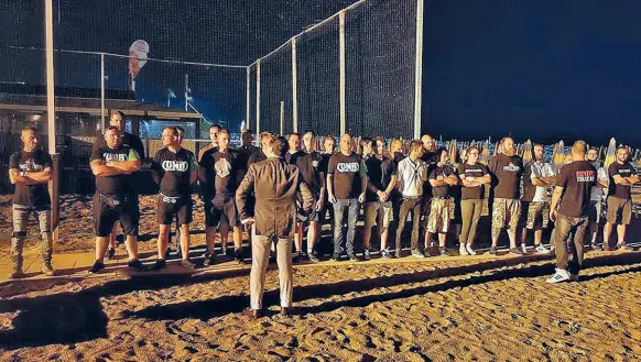  ?? Schierati ?? I militanti dell’ultradestr­a polacca insieme a quelli di Forza Nuova sulla spiaggia di Miramare di Rimini prima delle ronde