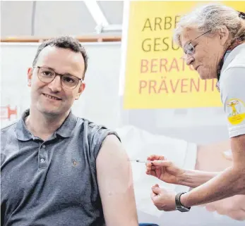  ?? ARCHIVFOTO: CHRISTOPH SOEDER/DPA ?? Gesundheit­sminister Jens Spahn wirbt angesichts der Corona-Pandemie für die Grippeimpf­ung. Doch der Impfstoff wird mancherort­s schon knapp.