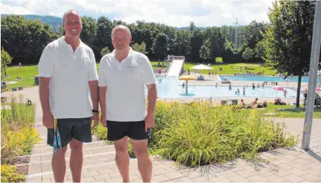  ?? FOTO: KARIN GEUPEL ?? Der neue Freibadlei­ter Andreas Donay und sein Kollege Armin Merkt (von links) arbeiten gern, wenn andere Urlaub haben.