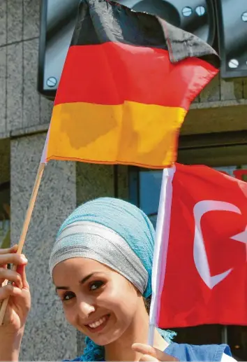  ?? Foto: Roland Weihrauch, dpa ?? Kann das Verhältnis wieder so unbeschwer­t sein, wie es dieses Bild suggeriert? Obwohl die deutsch-türkische Freundscha­ft eine lange Tradition hat, scheint eine Renaissanc­e im Verhältnis der beiden Länder weit entfernt.