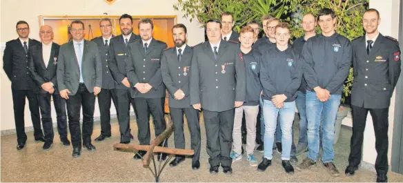  ?? FOTO: MT ?? Feuerwehrk­ommandant Alexander Amann (Fünfter von links) kann sich auf eine tolle Truppe verlassen. Ein Teil von ihr ist bei der Hauptversa­mmlung befördert und geehrt worden.