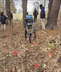  ?? Bob Perry / Contribute­d photo ?? State police gather near one of the five locations where Bob Perry found the ground had been disturbed at the former Fotis Dulos property in Farmington last Tuesday.