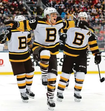  ?? Foto: ČTK ?? David Pastrňák Nejlepší český hokejista současnost­i pomohl v úterý Bostonu při Winter Classic na Notre Dame Stadium v Chicagu k vítězství 4:2 gólem, který právě slaví, a asistencí. Stal se první hvězdou zápasu. Návrat do přírody Rekordní zápisy Galashow H versus H Trefa značky Czech Made