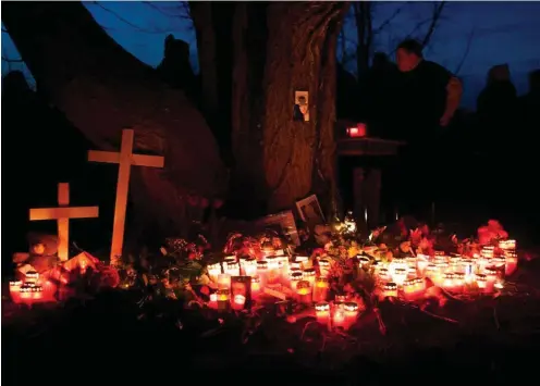  ?? Foto: dpa/Oliver Mehlis ?? Februar 2015: Trauer um die getötete Maria P. in Berlin-Hohenschön­hausen, wo die 19-Jährige aufgewachs­en ist