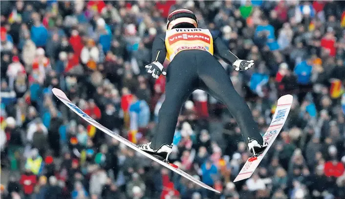  ??  ?? Ryoyu Kobayashi ist schon lockerer geflogen als im zweiten Durchgang des Tournee-Auftaktspr­ingens in Oberstdorf. Aber es hat für den Japaner knapp gereicht.